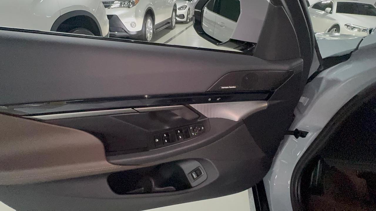 BMW 520i MKIT بلاك أديشن